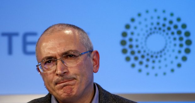 Rusové obvinili Chodorkovského z podílu na vraždě. A začali ho hledat