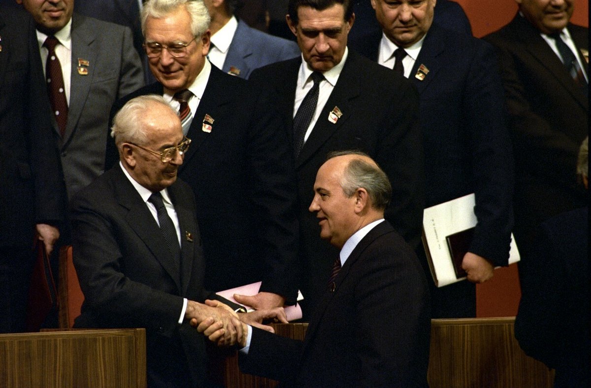 Sovětský vůdce Michail Gorbačov a Gustav Husák.