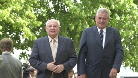 Michail Gorbačov s tehdejším premiérem Milošem Zemanem v Praze, 2002.