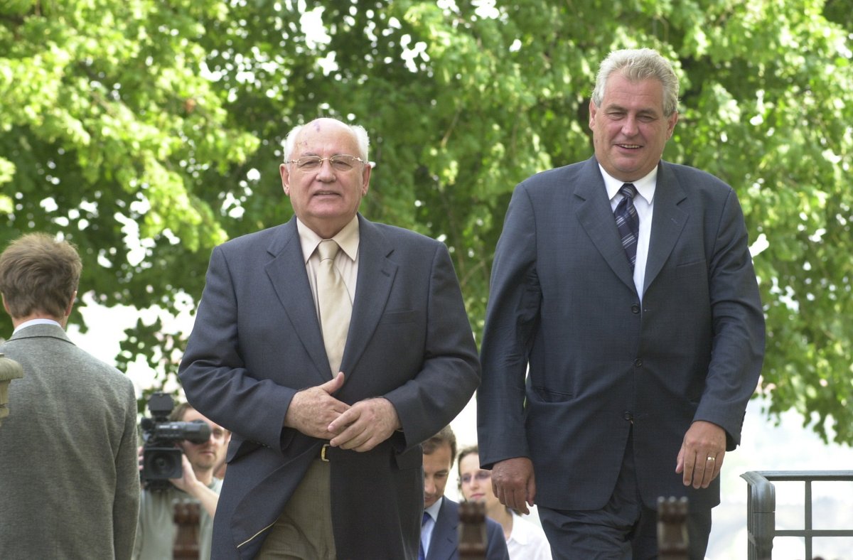 Michail Gorbačov s tehdejším premiérem Milošem Zemanem v Praze, 2002.