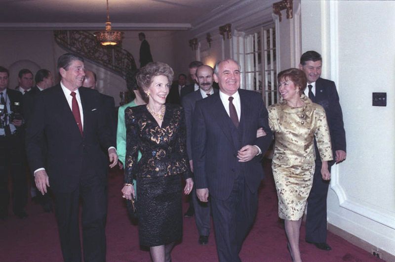 Michail Gorbačov, Ronald Reagan a manželky na ambasádě ve Washingtonu.