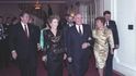 Michail Gorbačov, Ronald Reagan a manželky na ambasádě ve Washingtonu. Razantní role USA ve světě vypadala za Reagana jinak než dnes