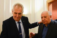 Zeman se v Rusku setkal s Gorbačovem. Bývalý vůdce SSSR byl ještě v sobotu na kapačkách