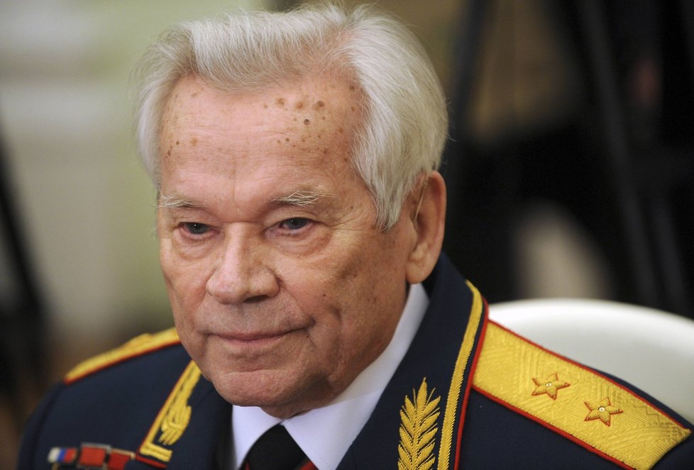 Kalašnikov se dožil vysokého věku 94 let. Hospitalizován byl minulý měsíc.