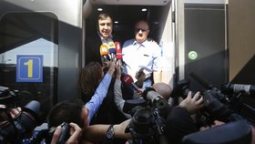 Ukrajinská železniční společnost zadržela v polském Przemyslu svůj vlak do Kyjeva, v němž se chce Saakašvili navzdory odporu úřadů vrátit na Ukrajinu.