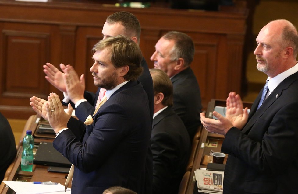 Michal Babák ještě v poslanecké lavici po boku Víta Bárty