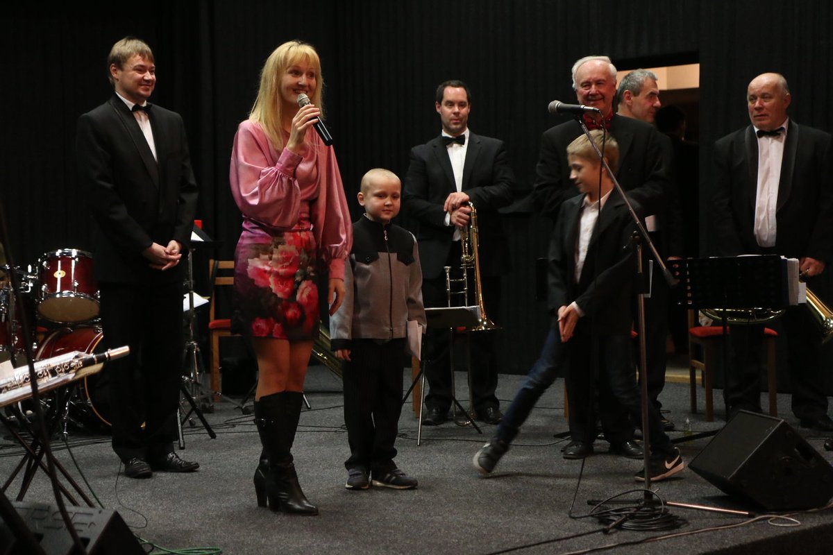 Rodina Bílkových (zleva): Zbyněk Bílek, Stanislava Bílková, Michal a jeho bratr Martin. V pozadí členové Moravanky Jana Slabáka.