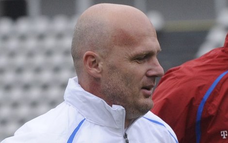 Trenér Michal Bílek sice objel půl Evropy, ale tým se mu skládá těžko.