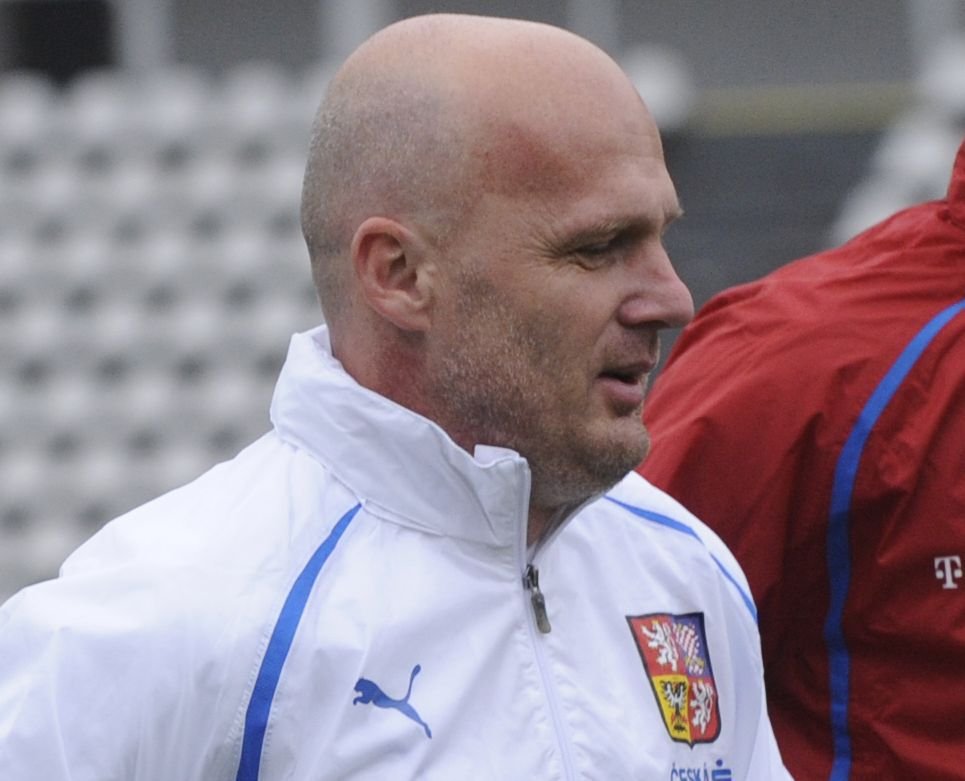 Trenér Michal Bílek sice objel půl Evropy, ale tým se mu skládá těžko.