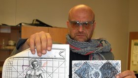 Michal Blažek drží v pravé ruce původní návrh sgrafita. V levé ruce má přepracovaný návrh postavy, který by měl zdobit fasádu Domu umění.