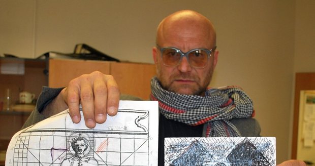 Michal Blažek drží v pravé ruce původní návrh sgrafita. V levé ruce má přepracovaný návrh postavy, který by měl zdobit fasádu Domu umění.