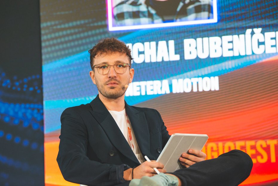 Michal Bubeníček ze společnosti Etnera Motion moderoval úvodní blok Technologic Festivalu, který se zaměřoval na technologie a inovace.