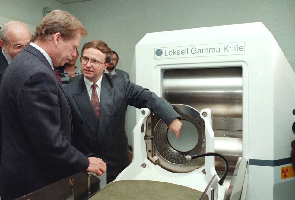 Prezident Václav Havel si prohlíží Leksellův gama nůž v Nemocnici Na Homolce. (1992)