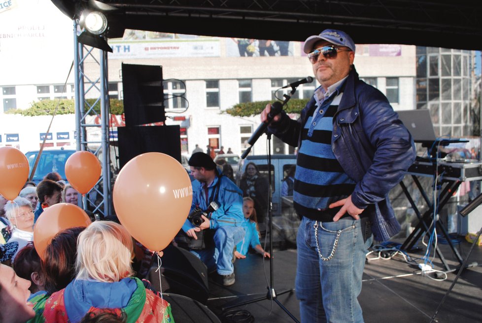 Michal David dřív podporoval ČSSD. Teď ho strana nechce. Zpíval na svatbě Andreje Babiš.