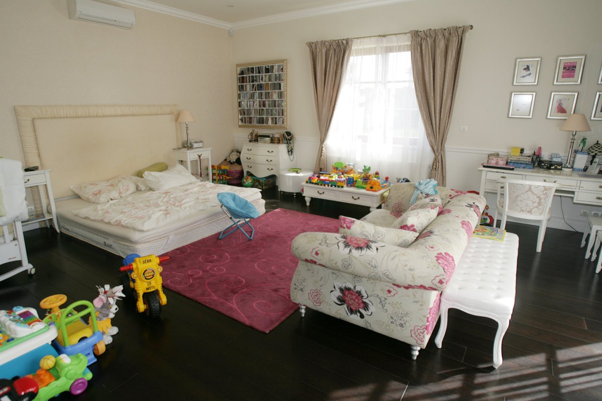 Pokoj dcery. Jen postel stojí okolo 50 tisíc, květinové sofa vyjde cca na 30 tisíc.