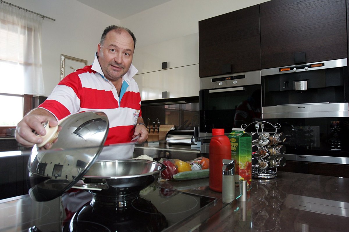 Jídlo musí pálit - Autor hitů jako Decibely lásky nebo Pijeme colu si potrpí na pálivá thajská jídla. V kuchyni ale častěji hoduje, než vaří. „Samozřejmě, moje kuchařské umění je nepřekonatelné,“ vtipkuje David. „Jenže muž dělá jídlo s láskou. A to nejde každý den,“ zasmál se zpěvák.