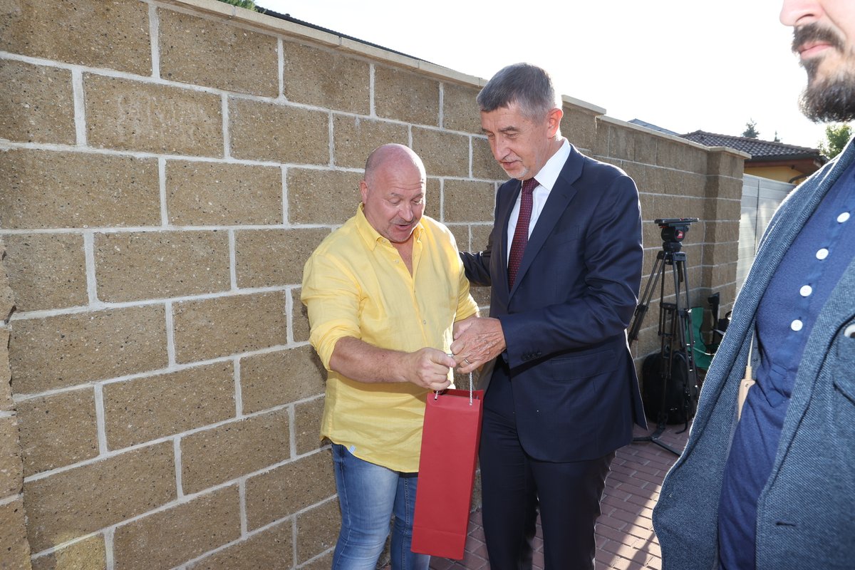 Michalovi Davidovi přijel popřát i premiér Andrej Babiš.