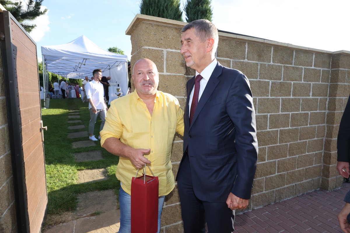 Michalovi Davidovi přijel popřát i premiér Andrej Babiš.