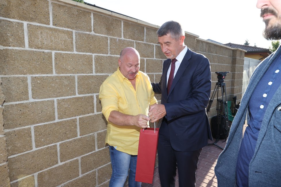 Michalu Davidovi přijel popřát i premiér Andrej Babiš.