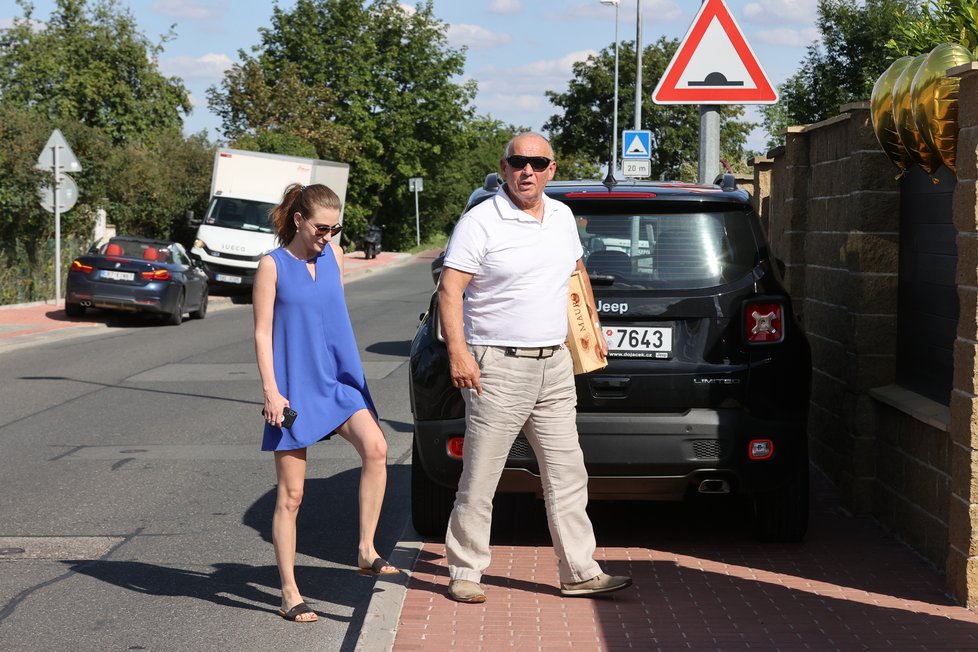 Hosté přicházejí na oslavu šedesátých narozenin Michala Davida.