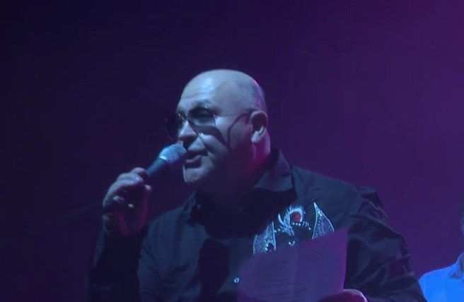 Michal David musel na koncertě Allana Mikuška zpívat s tahákem.