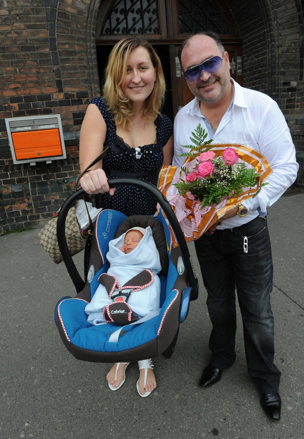 Michal David s dcerou Klárou a jejím synkem Sebastianem před porodnicí