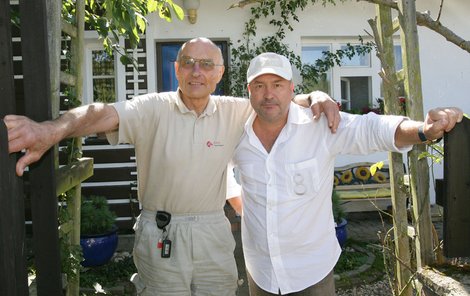 Michal s tatínkem na jeho chalupě.