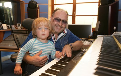 S dědou u kláves. Spolu skládají hity, Sebík je první posluchač zkomponované muziky.