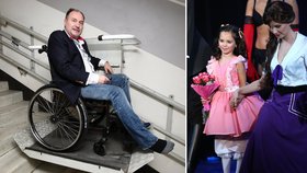 S deseti šrouby v noze je Michal David odkázán na vozíček a u schodišť je vděčný za invalidní plošinu.