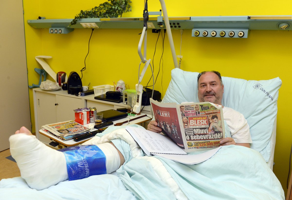září 2013 - Michal na nemocničním lůžku po operaci kotníku.