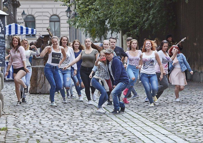 Dnes večer se Michal David určitě bude dívat na televizi Prima. Ve 20:15 má totiž televizní premiéru jeho film Decibely lásky.