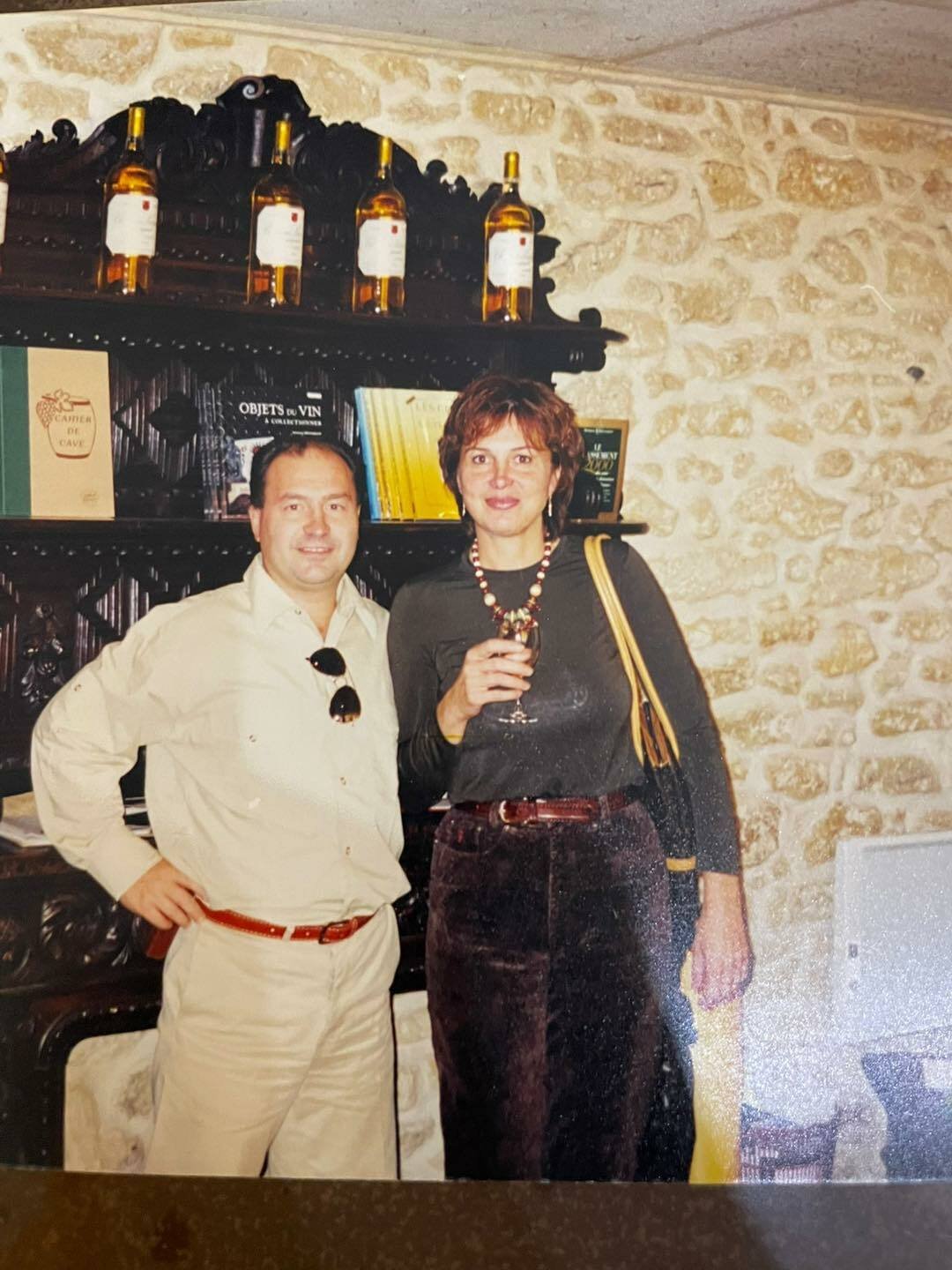 1999, Oba mají rádi víno, hlavně červené.