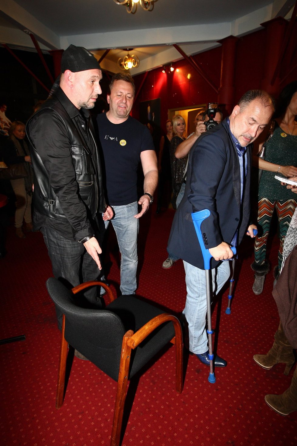 Fotograf Jakub Ludvík přinesl Michalu Davidovi židli, aby se mohl posadit.
