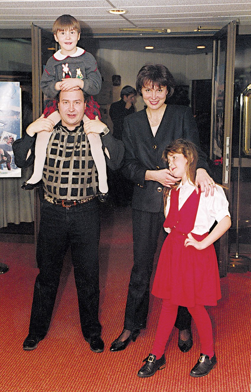 Michal David s manželkou a dcerami Klárou a mladší Míšou, která zemřela na leukémii.