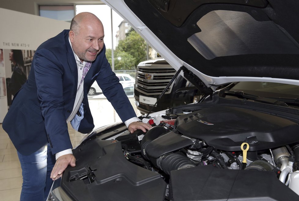 Nemůže se vynadívat na motor nové mašiny.