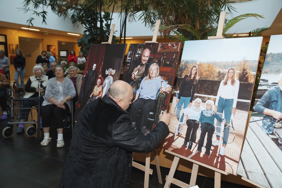 Michal David je jedním z osobností v kalendáři pro Alzheimer Home.