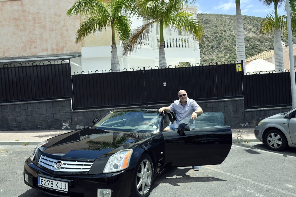 Všichni, kdo bydlí na zdejším ostrově, vám doporučí používat k cestování vlastní auto. Michal si sem dal z Česka přivézt svůj černý cadillac.