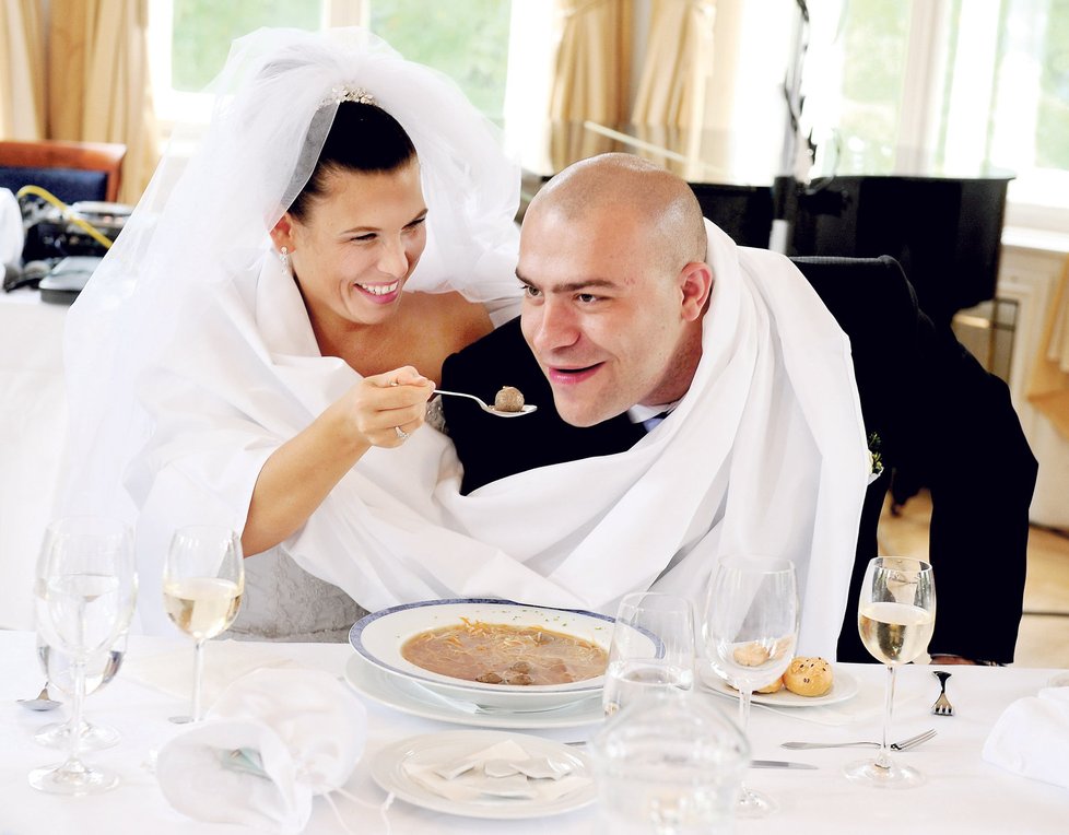 Na svatební hostině nechybělo ani společné pojídání polévky