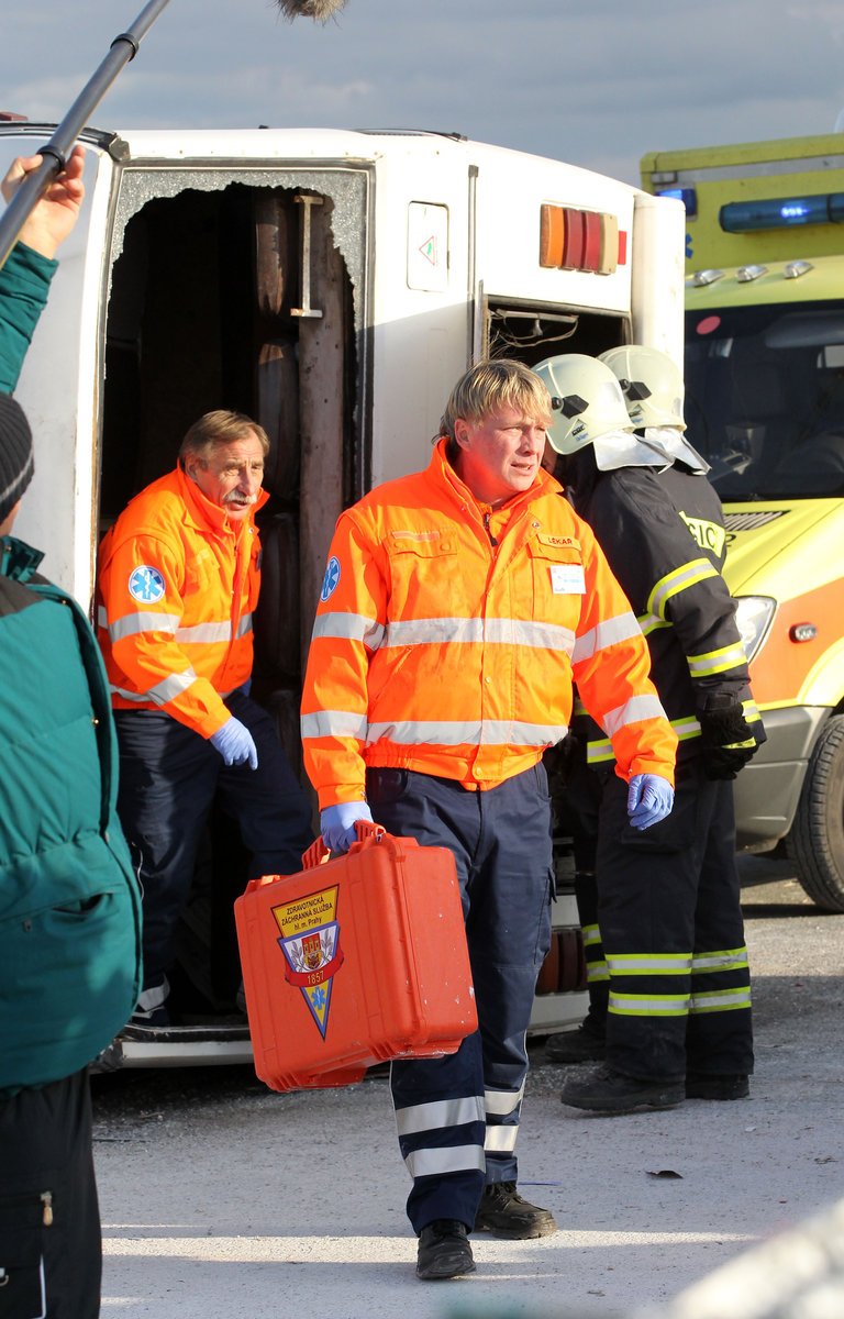 Michal Dlouhý (vpředu) a Pavel Zedníček odcházejí z havarovaného autobusu.