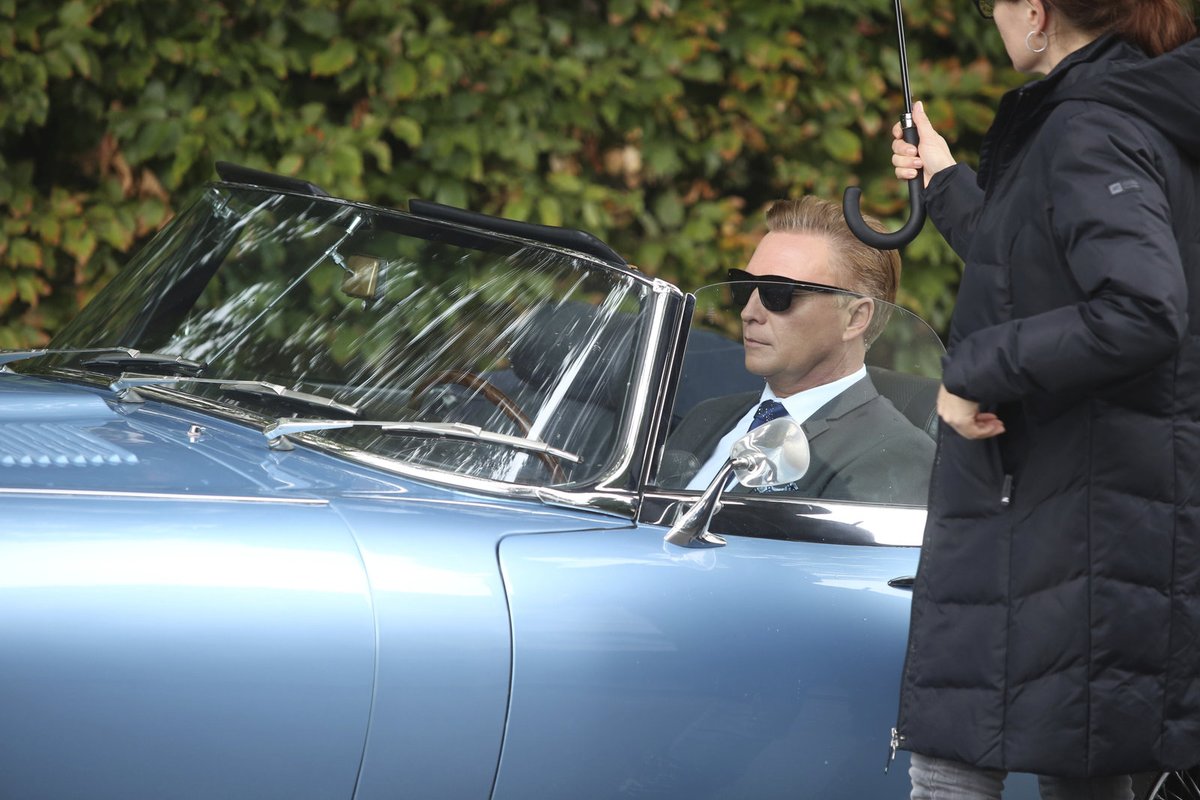 Na natáčení si Dlouhý nejvíc užívá scény s luxusním vozem.