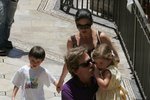 Michael Douglas s manželkou Catherine Zeta-Jones, s kterou má dvě děti - desetiletého Dylana a sedmiletou Carys.