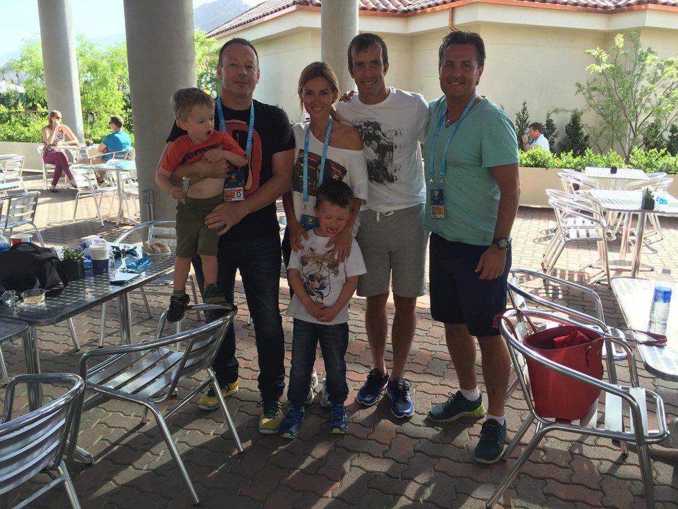 Setkání v Indian Wells s tenistou Radkem Štěpánkem Michala nadchlo: zleva Michal, syn František, Lucca, syn Michal a Radek Štěpánek.