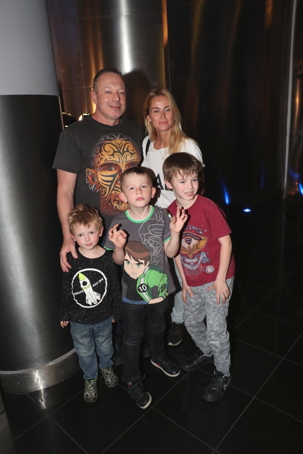 Michal Dvořák s manželkou Lucií se svými syny a jejich kamarádem.