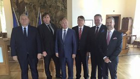 Michal Hašek s hejtmany a náměstky zavítal do Černínského paláce na jednání s ministrem zahraničí Zaorálkem.