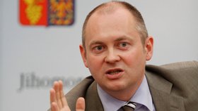 Michal Hašek (ČSSD) rezolutně odmítá vládní koalici s komunisty.