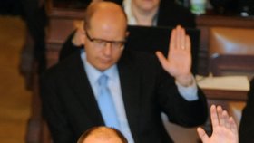 Michal Hašek při hlasování ve Sněmovně. Za ním jeho stranický kolega a šéf ČSSD Bohuslav Sobotka