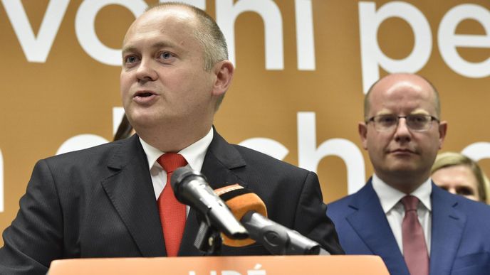 Jihomoravský hejman Michal Hašek a premiér Bohuslav Sobotka na tiskovce ČSSD krátce před krajskými volbami 