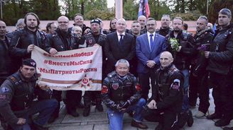 Hejtman s ruskými motorkáři uctil Rudou armádu. Dostává čočku