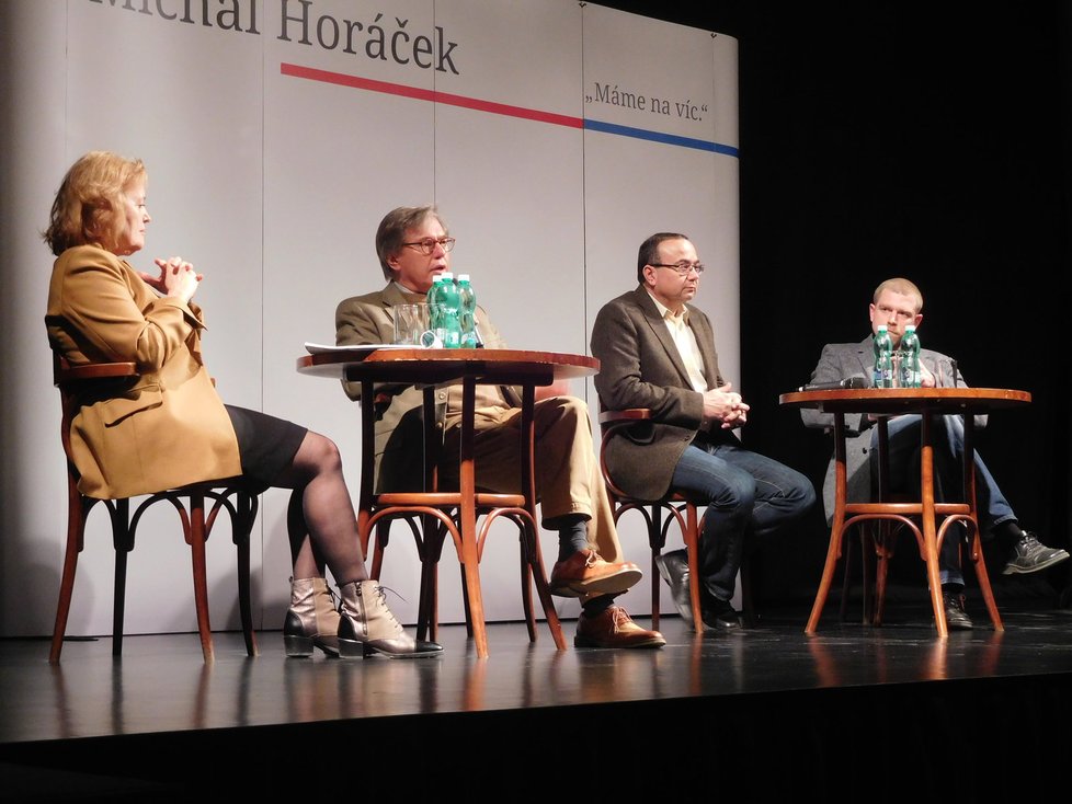 Horáček svolal debatu o zahraniční politice: S poradkyní Magdou Vášáryovou, Liborem Roučkem a Michaelem Romancovem.