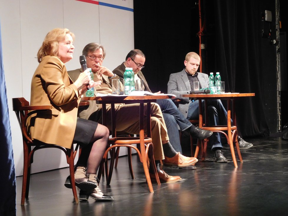 Horáček svolal debatu o zahraniční politice: S poradkyní Magdou Vášáryovou, Liborem Roučkem a Michaelem Romancovem.